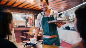 La respuesta de un hostelero al comentario racista de un cliente contra un camarero es digna de estrella Michelin