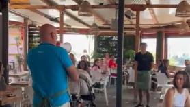 La despedida del dueño de un restaurante a su camarero en pleno servicio provoca el aplauso de toda la terraza: "Hoy es una mañana especial"
