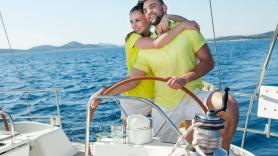 Dejan dos trabajos con salarios altos para vivir en un velero y les preguntan si se arrepienten: "11 sobre 10"