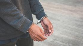 Un hombre de 48 años se pone a gritar en plena calle a las ocho menos cuarto de la mañana y acaba detenido: sacó tres envoltorios de cocaína al enseñar la documentación