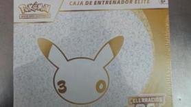 Locura en España por las nuevas cajas de cartas de Pokémon por el 30 aniversario: colas desde las 8 y precios en reventa por más de 400 euros