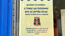 "Podéis entrar sólo a charlar": cómo tiendas de toda España ponen su granito de arena contra la soledad no deseada