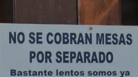 El cartel de un bar avisando de que no cobran las mesas por separado arrasa por el mensaje final