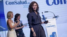 Ayuso recibe el premio a 'Política del año' en sanidad en pleno escándalo por el maquillaje de las listas de espera
