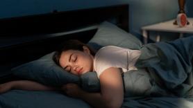 Una psicóloga experta en sueño, sobre dormir más los fines de semana: "Es como cambiar de huso horario todas las semanas"