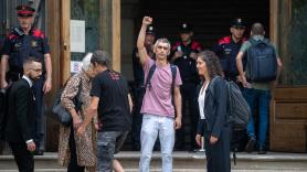 El caso Roger Español llega a juicio: los policías que dispararon la pelota de goma se sientan en el banquillo