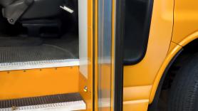 Un conductor de autobús escolar hace bajar a diez alumnos a dos kilómetros de su parada: "Abandonó a nuestros hijos en el arcén"