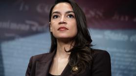 Alexandria Ocasio-Cortez 'silencia' a Ed Sheeran tras el despido de Macklemore de su gira, pero apunta al verdadero villano: los multimillonarios