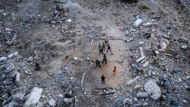 "Nosotros enseñamos vida": niños de Gaza usan los escombros del genocidio para hacer un campo de voleibol