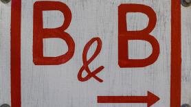 Airbnb ha mandado 3 cartas de abogados a un hostal de seis habitaciones: le exige que deje de llamarse "bnb" en el nombre