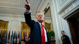 Hachazo de Trump a la libertad de prensa: expulsa de la Casa Blanca a 'CNN', 'Politico' y 'MSNOW' tirando de 'fake news' para acusarles de 'fake news'