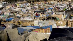 Comienza el traslado de los migrantes desde las playas al puerto de Ceuta