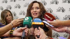 Ayuso, ante la prensa por el ático: "¿Se ha pasado Sánchez el verano cargando cajas como yo o contratando Netfix?"
