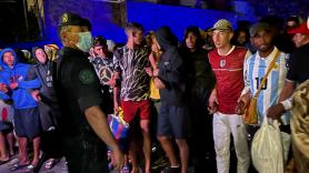 Comienza el traslado de los migrantes desde las playas al puerto de Ceuta
