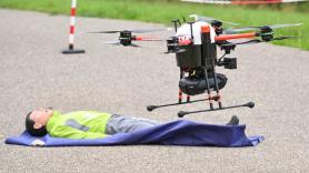 Ainara, árbitra de Liga F, pilota drones de rescate en la playa: "Aquí los segundos marcan la diferencia"
