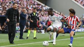 El Atlético se lleva el derbi ante un Real Madrid desdibujado y que se quedó con diez