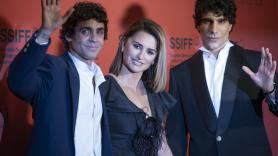 Los Javis y Penélope Cruz encandilan en la alfombra roja del Festival de San Sebastián