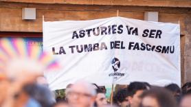 Las imágenes de la protesta en Oviedo tras la agresión a dos activistas de izquierdas en plenas fiestas de San Mateo