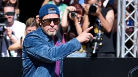 Brad Pitt adelanta por sorpresa su llegada a San Sebastián y se da un baño de masas entre cientos de fans
