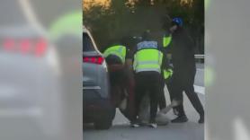 Como en una peli (pero real): cinco falsos policías armados tratan de secuestrar a un hombre de día y en plena AP-7