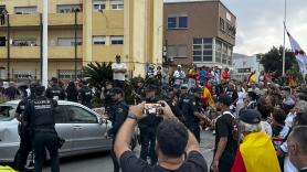 Cargas policiales y altercados en Ceuta tras el ataque al coche de una diputada en una protesta contra activistas