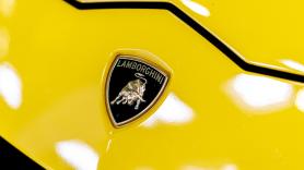 Circulaban a 27 km/h por la autopista en cinco Lamborghinis: la policía confiscó todos los vehículos