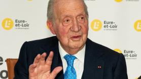 Los acompañantes del rey Juan Carlos I en la entrega de su premio en Francia más allá de Victoria Federica e Irene Urdangarin: un primo polémico y sus dos 'escuderos'