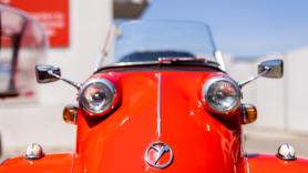 Tres ruedas, dos asientos en fila y una cúpula que se abre hacia arriba: el Messerschmitt de 1957 que ha llegado desde Finlandia a Pontevedra