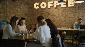 Por qué hay gente que se toma un café antes de dormir y duerme sin problema: influye un gen y el cuerpo tarda entre seis y 20 horas en eliminar la cafeína