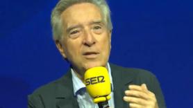 Iñaki Gabilondo se despide del aniversario del 'Hoy por hoy' de la Cadena SER con un emotivo gesto: besa el micrófono antes de irse