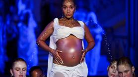 La celebración de la maternidad de la cantante Leigh-Anne en un desfile en Londres: "Mi cuerpo no es algo de lo que estar avergonzada porque esté cambiando"