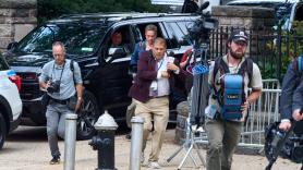 Todos a negro: las cadenas de televisión boicotean a Trump tras su veto a los medios críticos