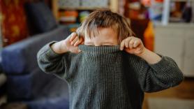 El cartel que unos vecinos sin hijos han dejado en el portal a otros que son padres provoca un profundo debate social