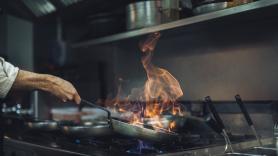 Antón Castro, mejor cocinero gallego a los 28 años, lleva el restaurante que abrió su bisabuelo en un pueblo de Lugo: "Era la vida en pequeñito"