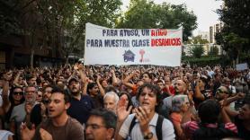 Un millar de personas se concentran frente al 'ático de Ayuso' entre gritos contra los fondos buitre tras el desahucio de Maricarmen