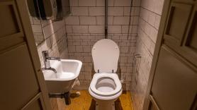 El cartel que hay en el baño de un bar para informar de lo que hay que hacer si se acaba el papel higiénico es una maravilla
