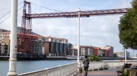En 1893 un arquitecto de Sare construyó en Bilbao un puente que nadie había visto antes: 133 años después sigue cruzando el río cada ocho minutos