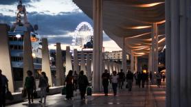 Disparan en la cabeza a un hombre mientras cenaba en un restaurante del turístico Muelle 1 de Málaga