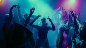 Hasta seis meses de cárcel y 7.500 euros de multa por ir a una 'rave': la nueva ley francesa contra las fiestas ilegales de más de 250 personas