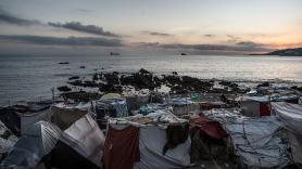 La policía desaloja el asentamiento de migrantes de la playa próxima a la desaladora de Ceuta en un operativo de más de 300 efectivos