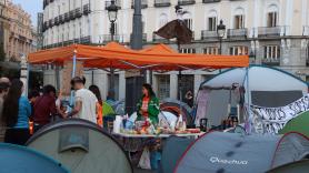 500 personas amanecen en la Puerta del Sol tras acampar para exigir el 'decreto Maricarmen'