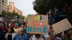 Rodrigo, director de una cadena hotelera de Mallorca, acude a la manifestación contra la masificación: "No podemos crecer, tenemos que decrecer"