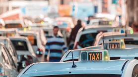 Fabio, taxista desde hace 20 años, gasta 1.200 euros al mes en combustible: "Hace un año gastaba 700, son 500 euros más al mes"