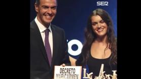 Amaia va a recibir un premio y la placa sobre Maricarmen que le entrega a Pedro Sánchez da la vuelta a España