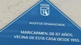 Colocan una placa en honor a Maricarmen en el edificio donde fue desahuciada con un aviso: "Veanla mientras dure puesta"