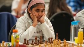 Aprendió a jugar al ajedrez por su cuenta durante el confinamiento: hoy, con 11 años, es la gran maestra femenina más joven de la historia