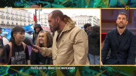 Una joven manifestante firma en una frase cómo está el panorama de la vivienda: "Hemos normalizado vivir en una habitación"