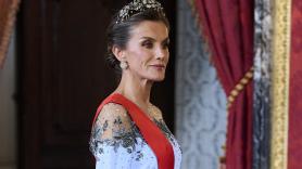 Letizia se viste de reina en la cena de gala a los Macron: vestido azul y su tiara favorita, una diadema de origen controvertido que no pertenece a las joyas de pasar