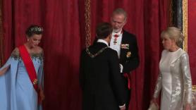 Macron casi se salta el protocolo para posar junto a Brigitte y Felipe VI sale al rescate: le aclara que va junto a Letizia