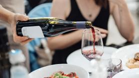 Un restaurante de Menorca ofrecía como vino menorquín uno elaborado en la Península: 142 botellas intervenidas y multa de hasta 60.000 euros